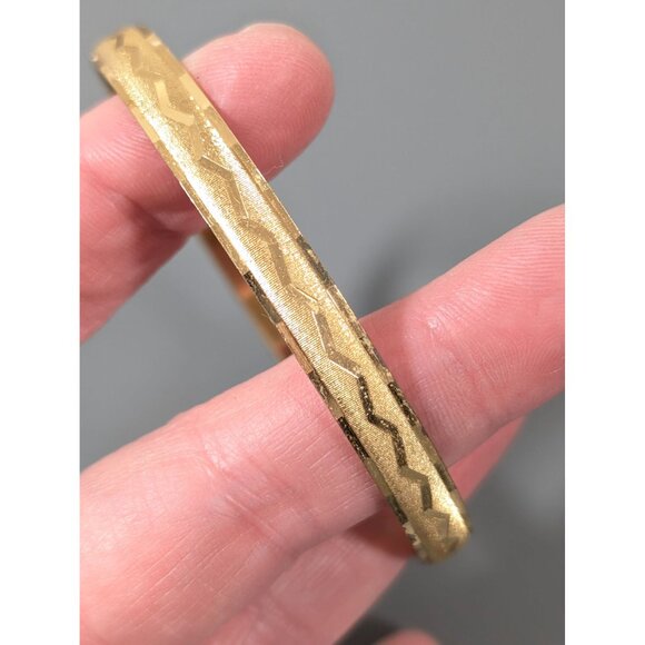 Vintage Monet Bangle Bracelet Gold Tone Textured Zig Zag 8.5" - Picture 6 of 11